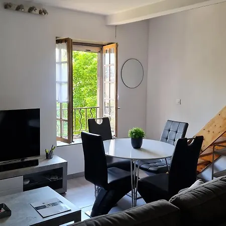 Le Cocon De La République: Tranquil Mezzanine With Southern Views