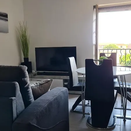 Apartment Le Cocon De La République: Tranquil Mezzanine With Southern Views