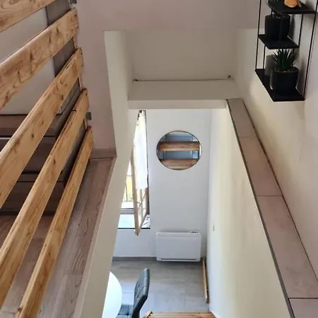 Le Cocon De La République: Tranquil Mezzanine With Southern Views Agde